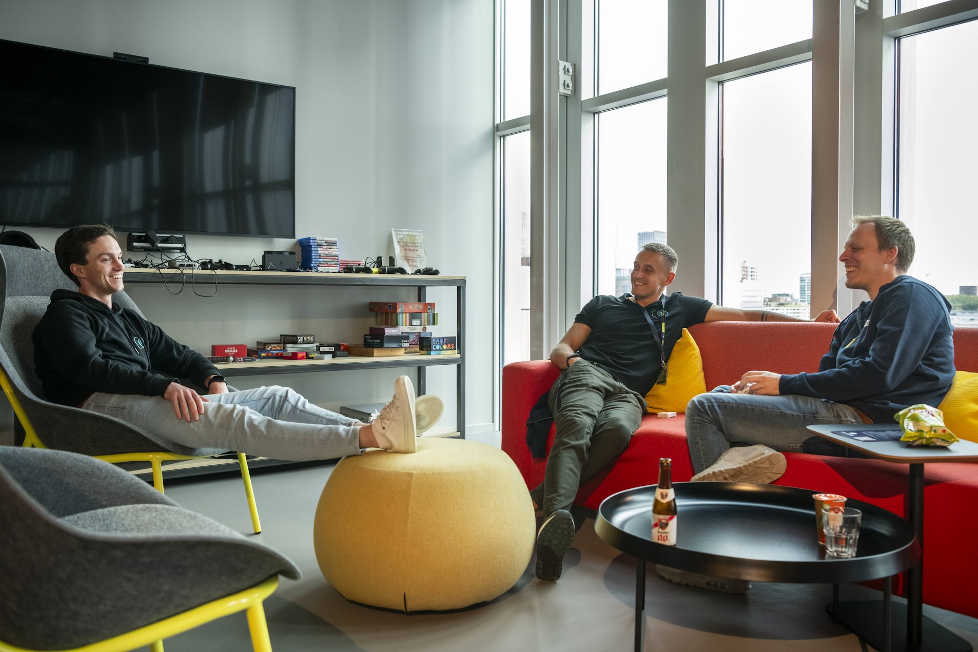 Kobeon teamleden in kantoor